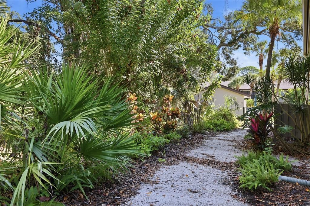 For Sale: $269,900 (2 beds, 2 baths, 1073 Square Feet)