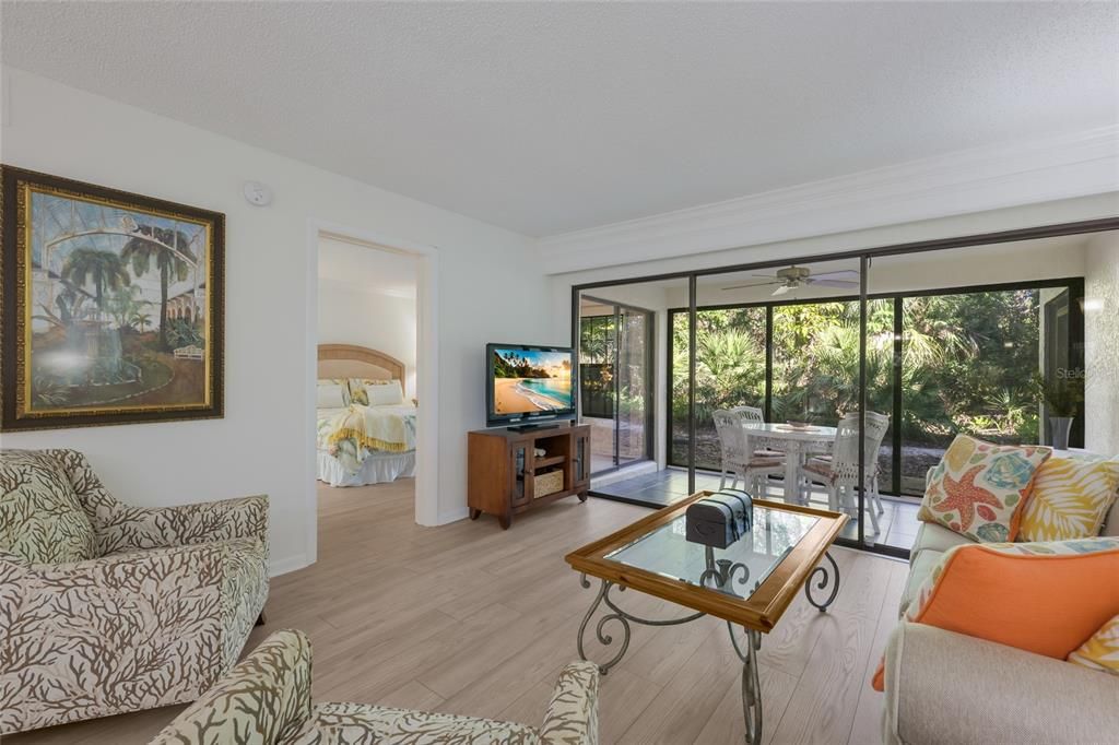 For Sale: $269,900 (2 beds, 2 baths, 1073 Square Feet)