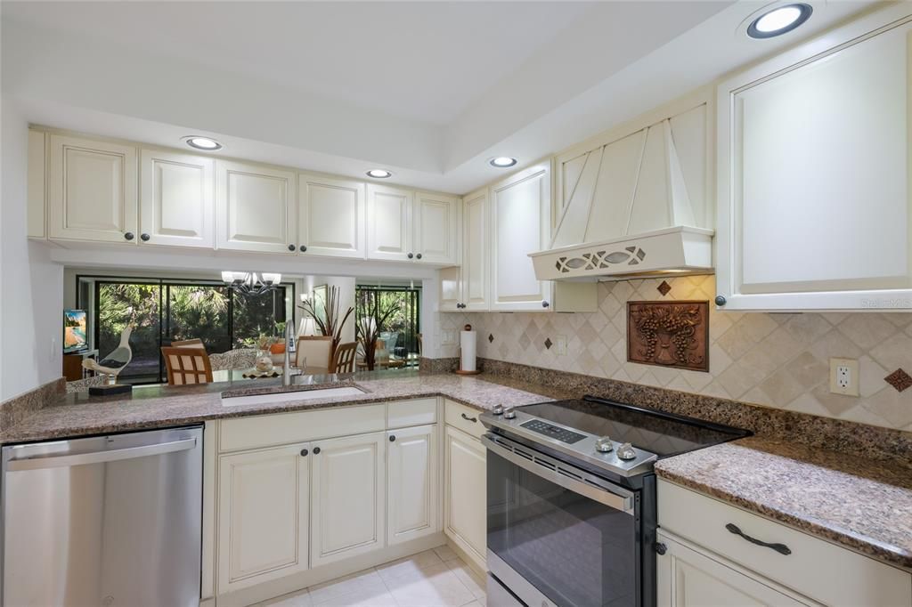 For Sale: $269,900 (2 beds, 2 baths, 1073 Square Feet)