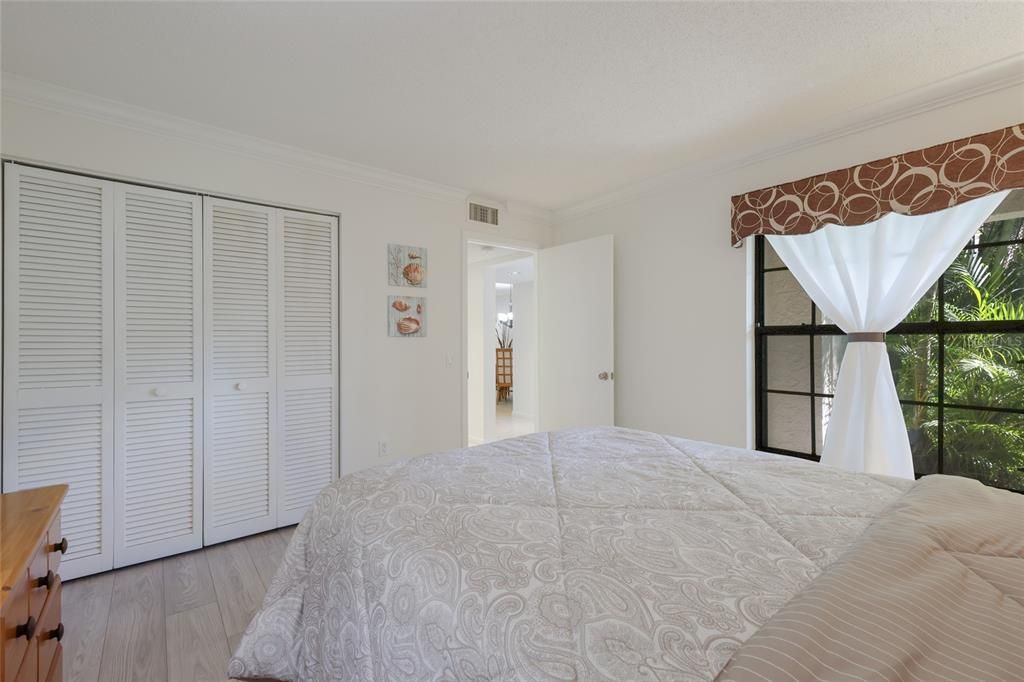 For Sale: $269,900 (2 beds, 2 baths, 1073 Square Feet)