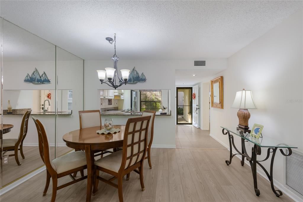 For Sale: $269,900 (2 beds, 2 baths, 1073 Square Feet)
