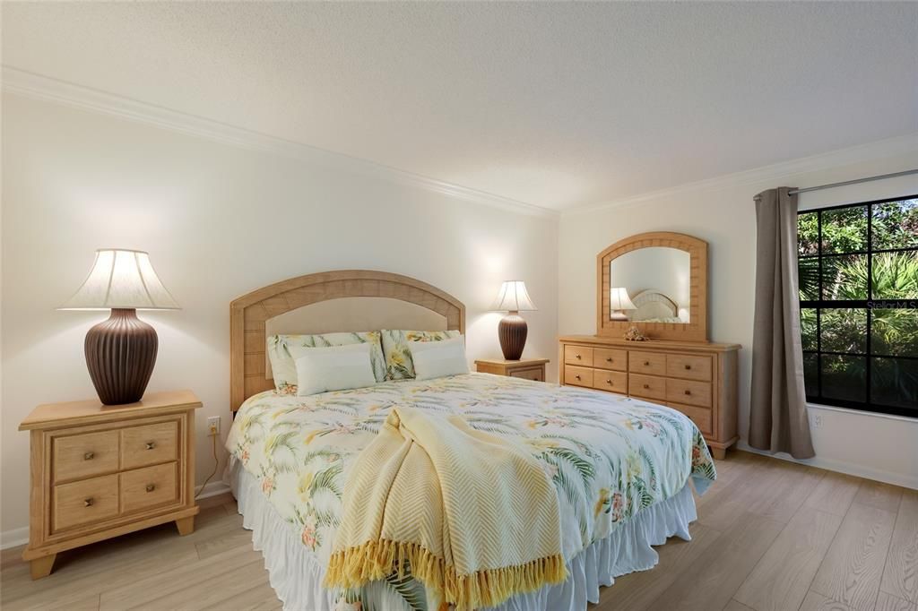 For Sale: $269,900 (2 beds, 2 baths, 1073 Square Feet)