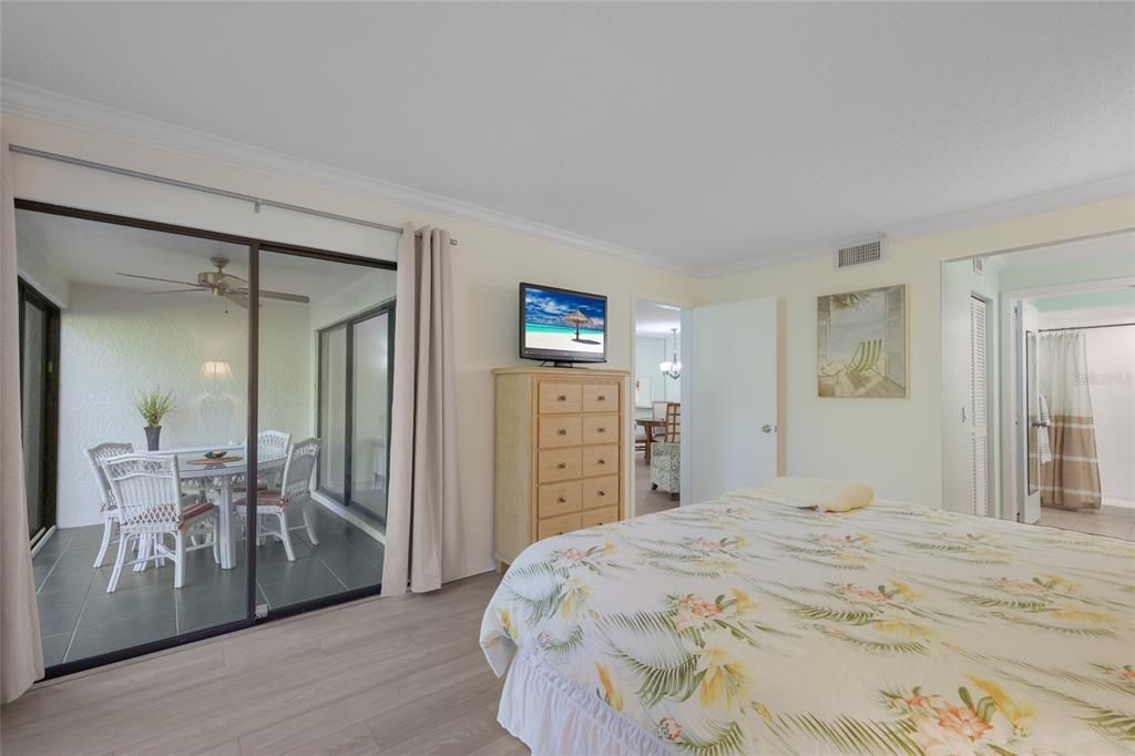 For Sale: $269,900 (2 beds, 2 baths, 1073 Square Feet)