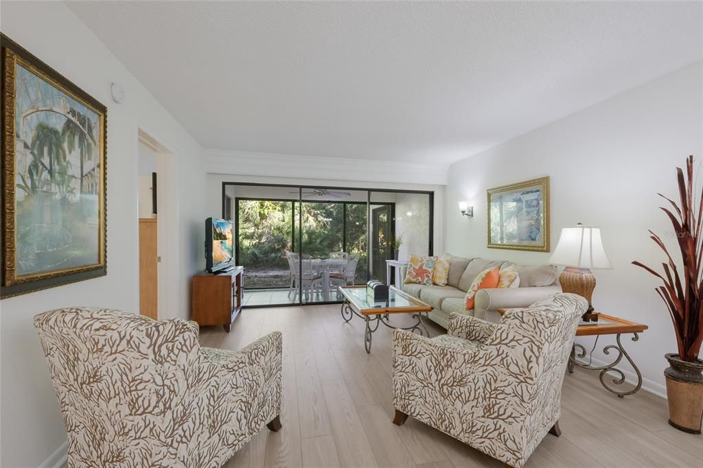 For Sale: $269,900 (2 beds, 2 baths, 1073 Square Feet)