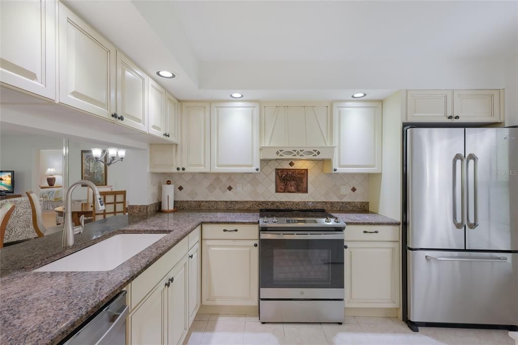 For Sale: $269,900 (2 beds, 2 baths, 1073 Square Feet)