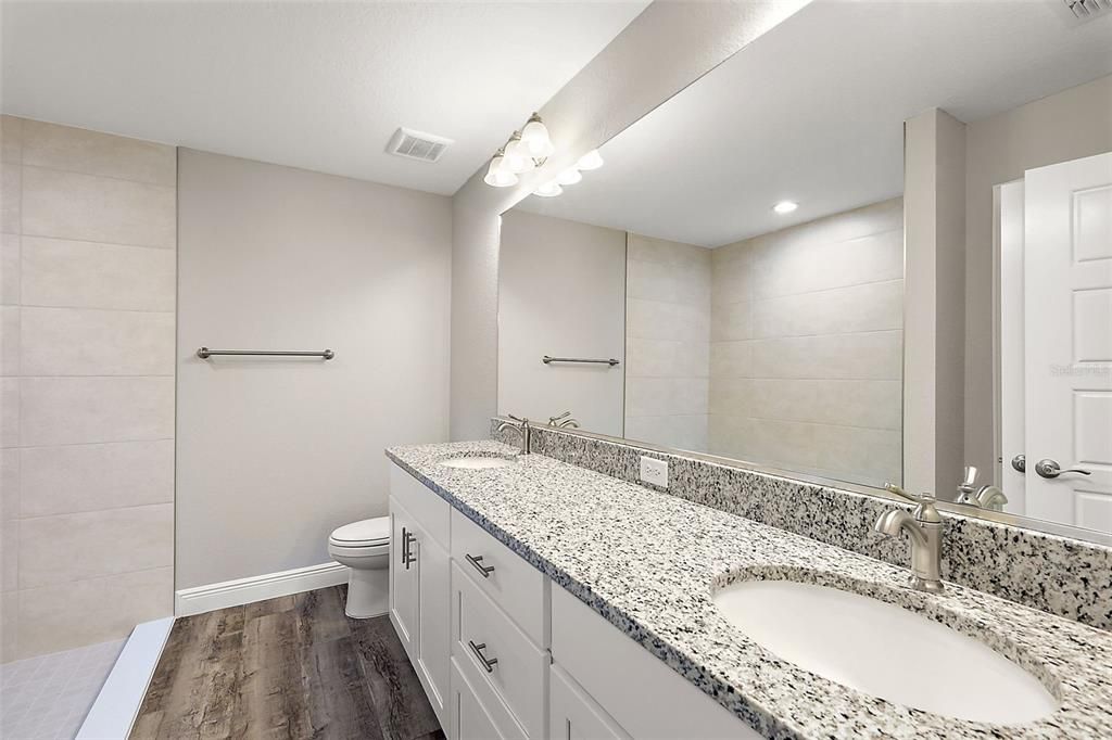 На продажу: $400,000 (4 спален, 3 ванн, 2002 Квадратных фут)