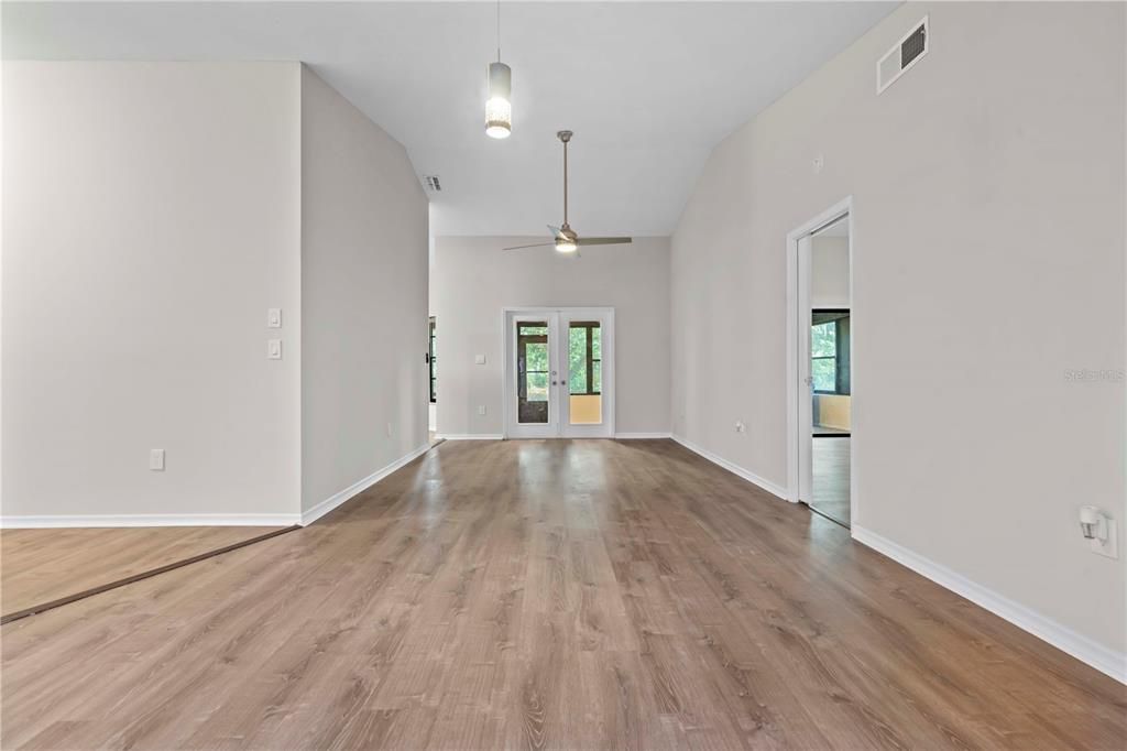 For Sale: $359,900 (3 beds, 3 baths, 2129 Square Feet)