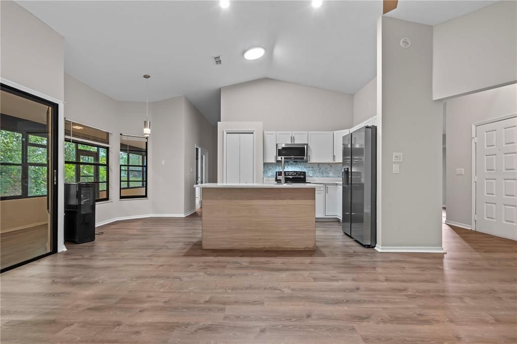 For Sale: $359,900 (3 beds, 3 baths, 2129 Square Feet)