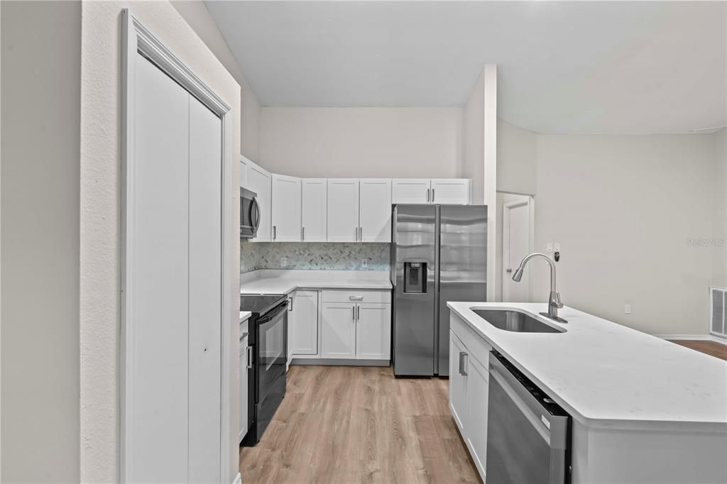 For Sale: $359,900 (3 beds, 3 baths, 2129 Square Feet)