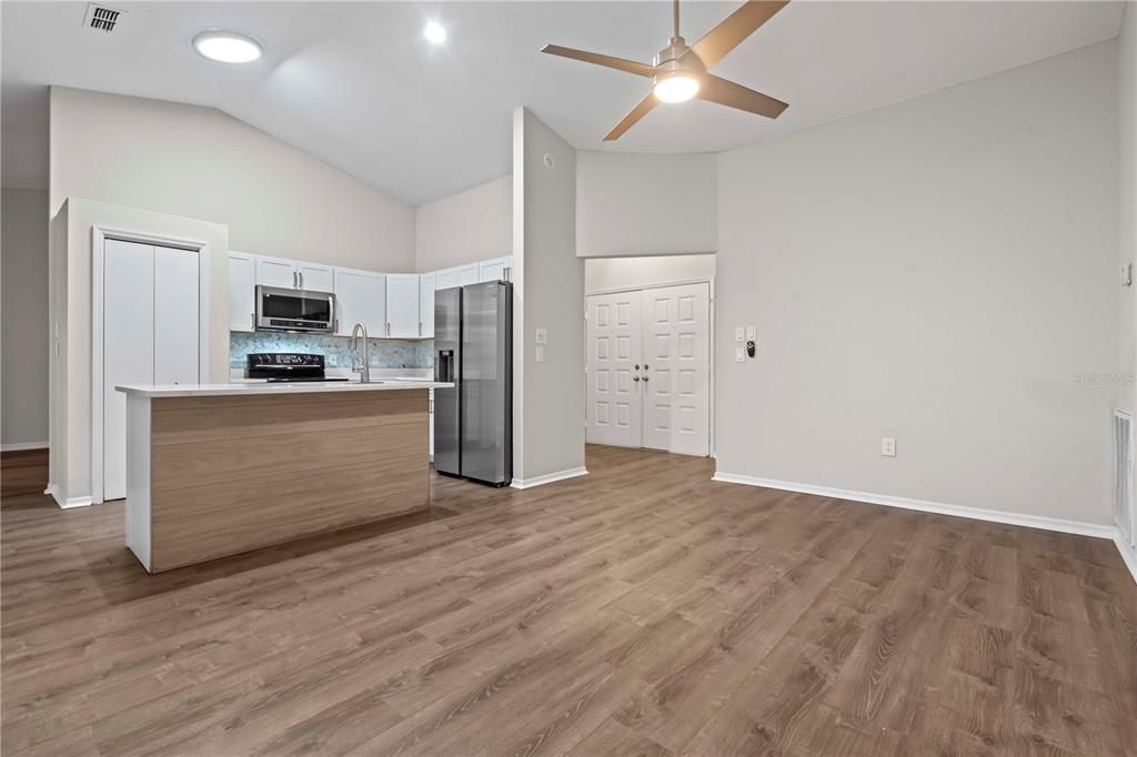 For Sale: $359,900 (3 beds, 3 baths, 2129 Square Feet)