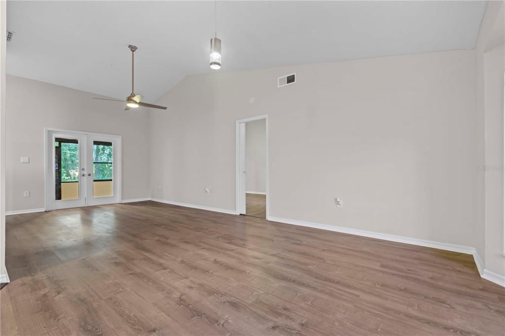 For Sale: $359,900 (3 beds, 3 baths, 2129 Square Feet)