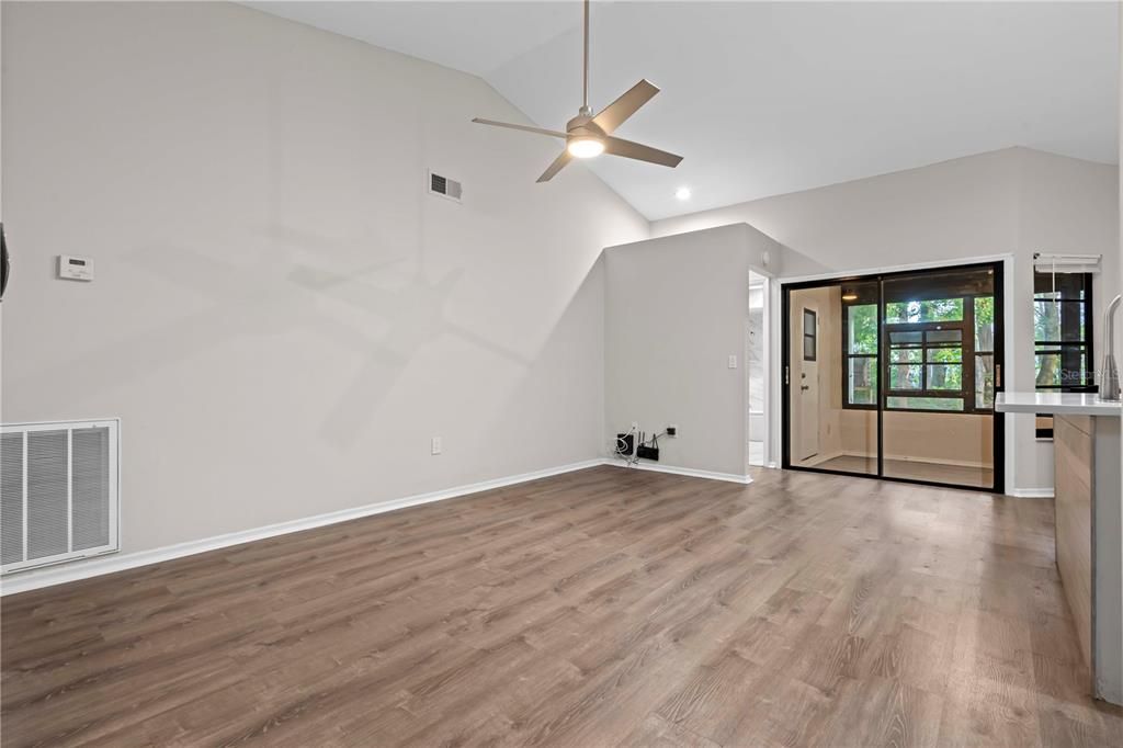 For Sale: $359,900 (3 beds, 3 baths, 2129 Square Feet)