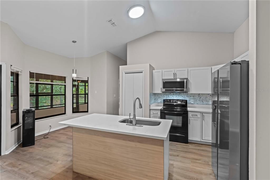 For Sale: $359,900 (3 beds, 3 baths, 2129 Square Feet)