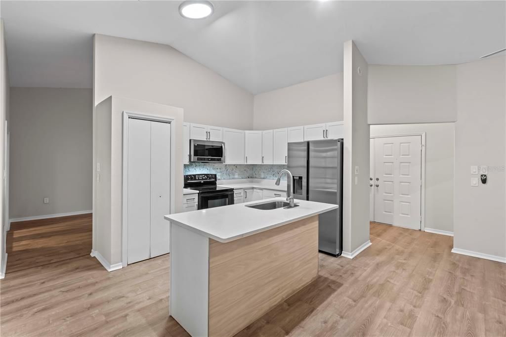 For Sale: $359,900 (3 beds, 3 baths, 2129 Square Feet)