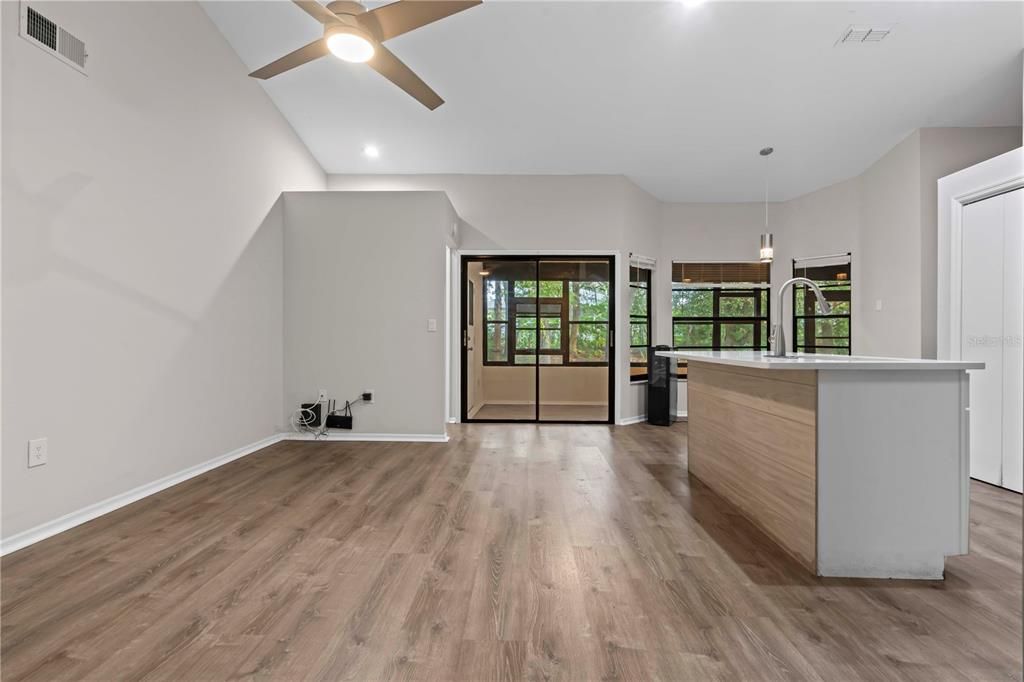 For Sale: $359,900 (3 beds, 3 baths, 2129 Square Feet)