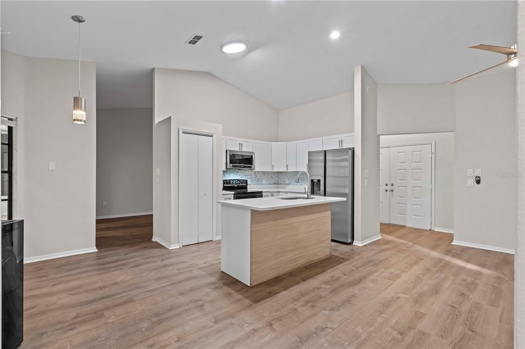 For Sale: $359,900 (3 beds, 3 baths, 2129 Square Feet)