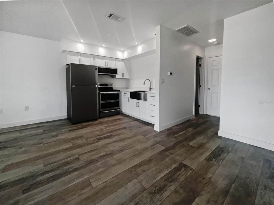 For Sale: $210,000 (1 beds, 1 baths, 555 Square Feet)