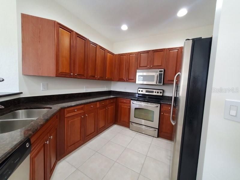 出租: $1,375 (2 贝兹, 2 浴室, 1586 平方英尺)