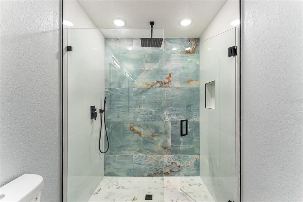 For Sale: $319,900 (3 beds, 2 baths, 1600 Square Feet)