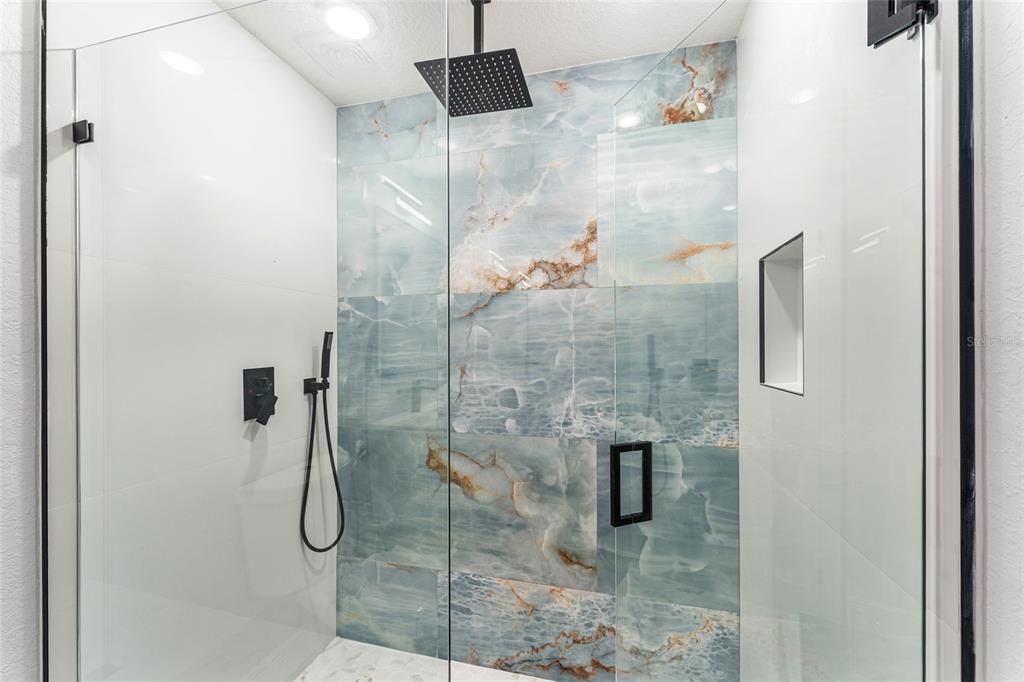 For Sale: $319,900 (3 beds, 2 baths, 1600 Square Feet)