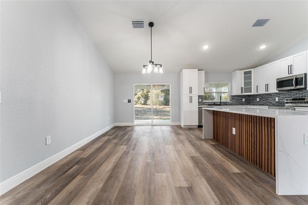 For Sale: $319,900 (3 beds, 2 baths, 1600 Square Feet)