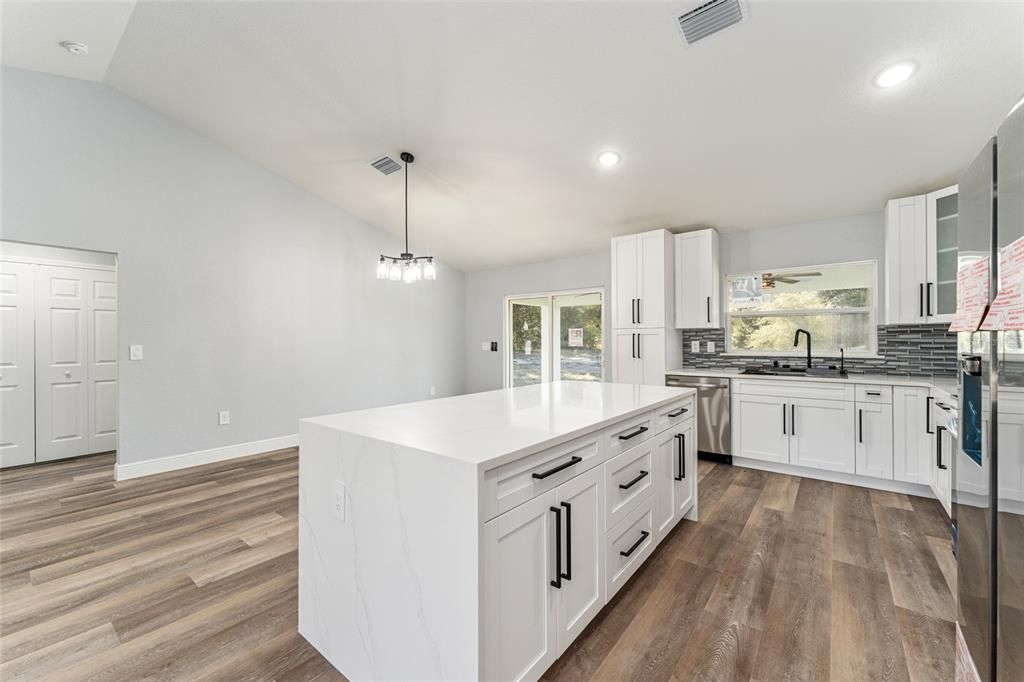 For Sale: $319,900 (3 beds, 2 baths, 1600 Square Feet)