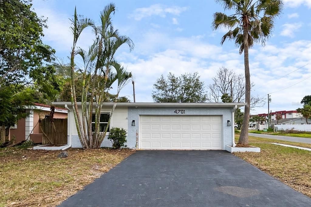 For Sale: $249,000 (3 beds, 2 baths, 1105 Square Feet)