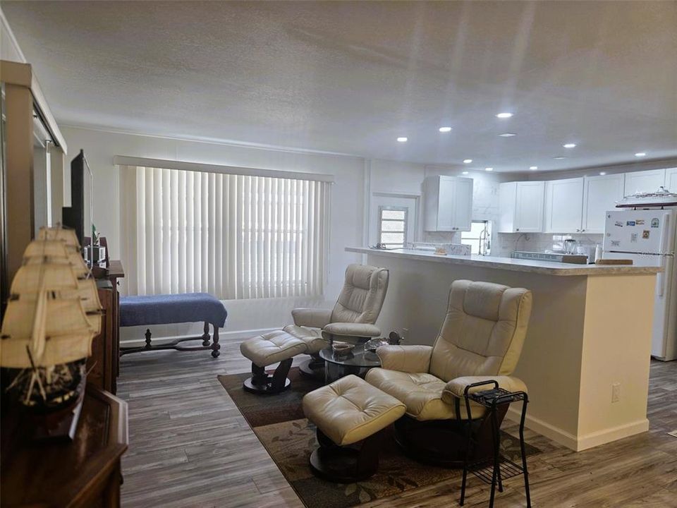 For Sale: $164,900 (2 beds, 2 baths, 959 Square Feet)