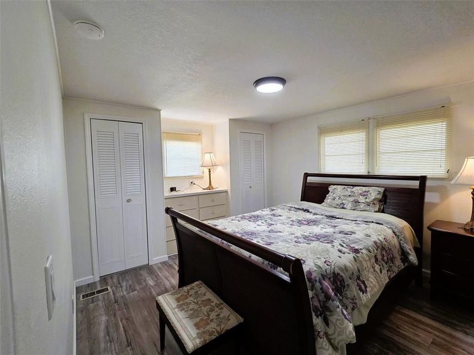 For Sale: $164,900 (2 beds, 2 baths, 959 Square Feet)