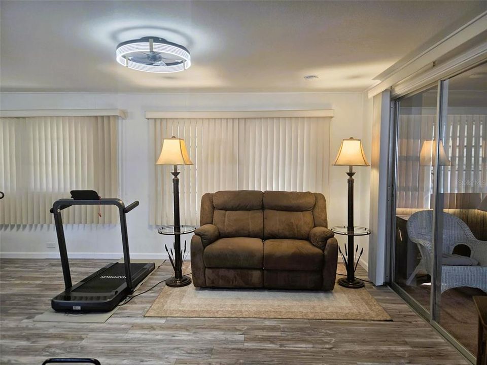 For Sale: $164,900 (2 beds, 2 baths, 959 Square Feet)