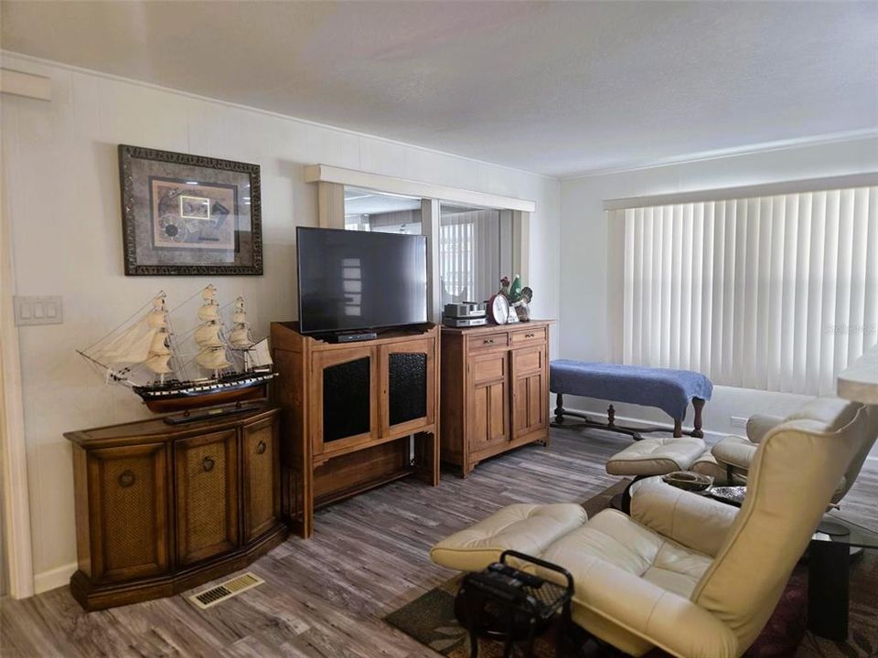 For Sale: $164,900 (2 beds, 2 baths, 959 Square Feet)