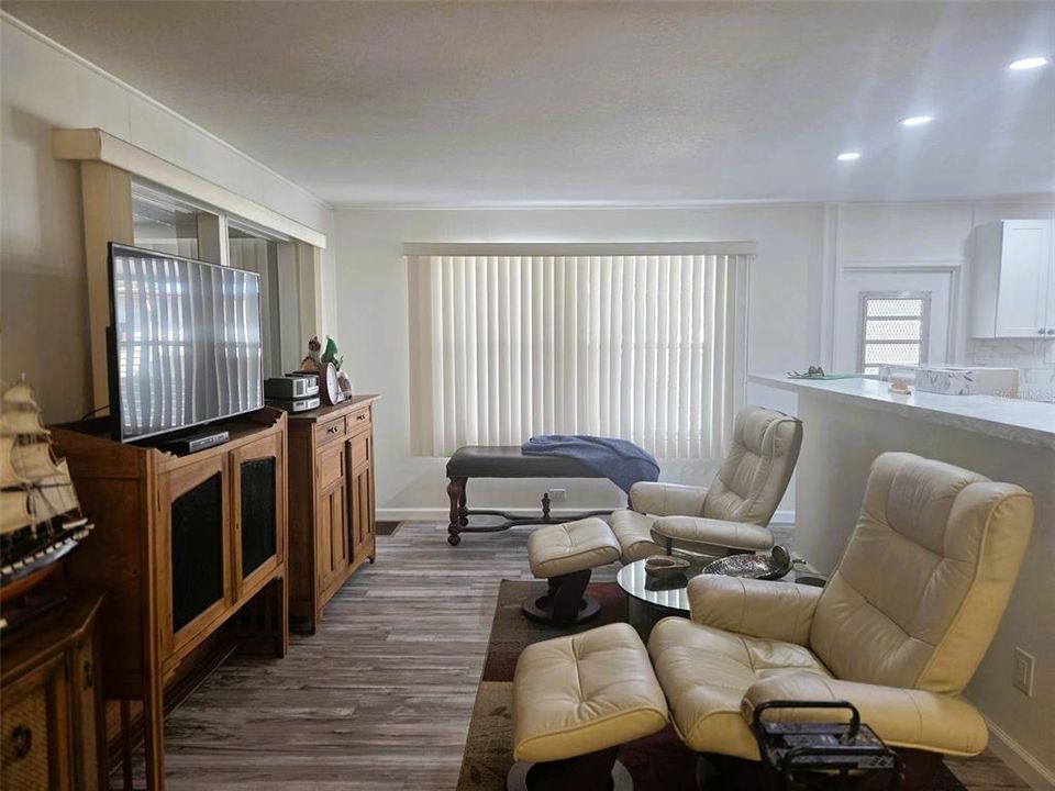 For Sale: $164,900 (2 beds, 2 baths, 959 Square Feet)