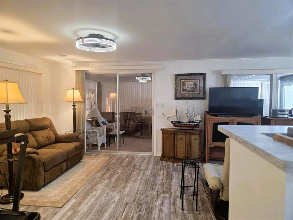 For Sale: $164,900 (2 beds, 2 baths, 959 Square Feet)