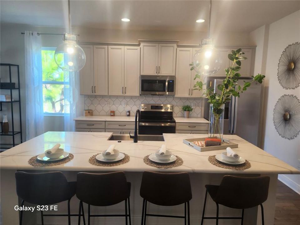 En Venta: $549,900 (4 camas, 3 baños, 2098 Pies cuadrados)