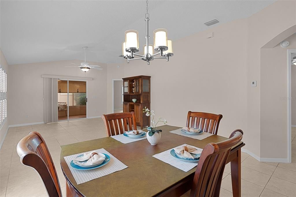 На продажу: $319,900 (2 спален, 2 ванн, 1196 Квадратных фут)