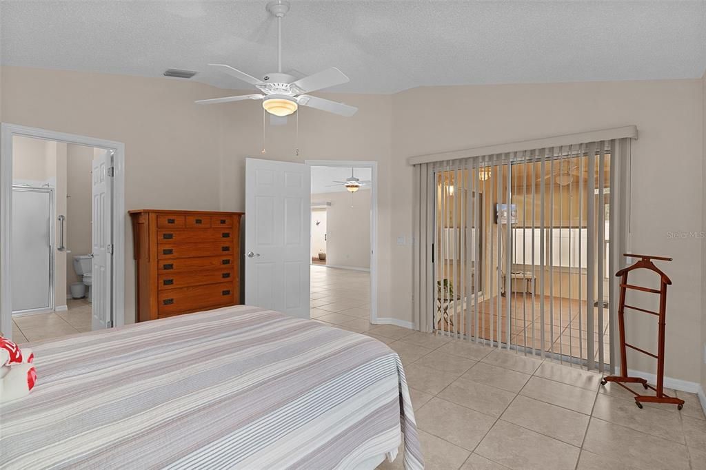 На продажу: $319,900 (2 спален, 2 ванн, 1196 Квадратных фут)