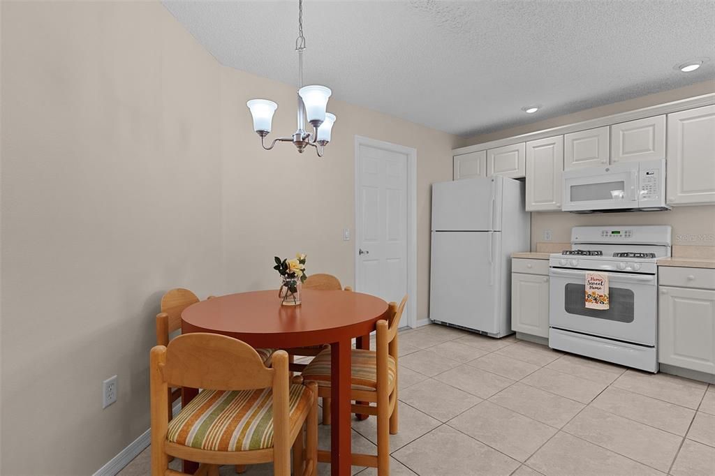 На продажу: $319,900 (2 спален, 2 ванн, 1196 Квадратных фут)