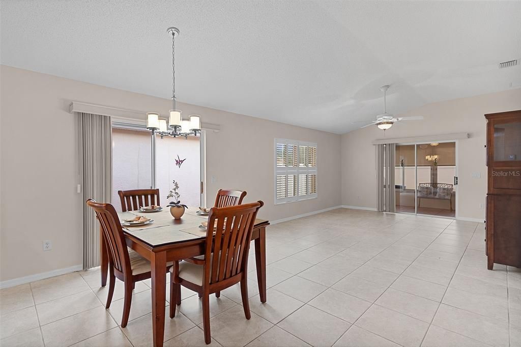 На продажу: $319,900 (2 спален, 2 ванн, 1196 Квадратных фут)