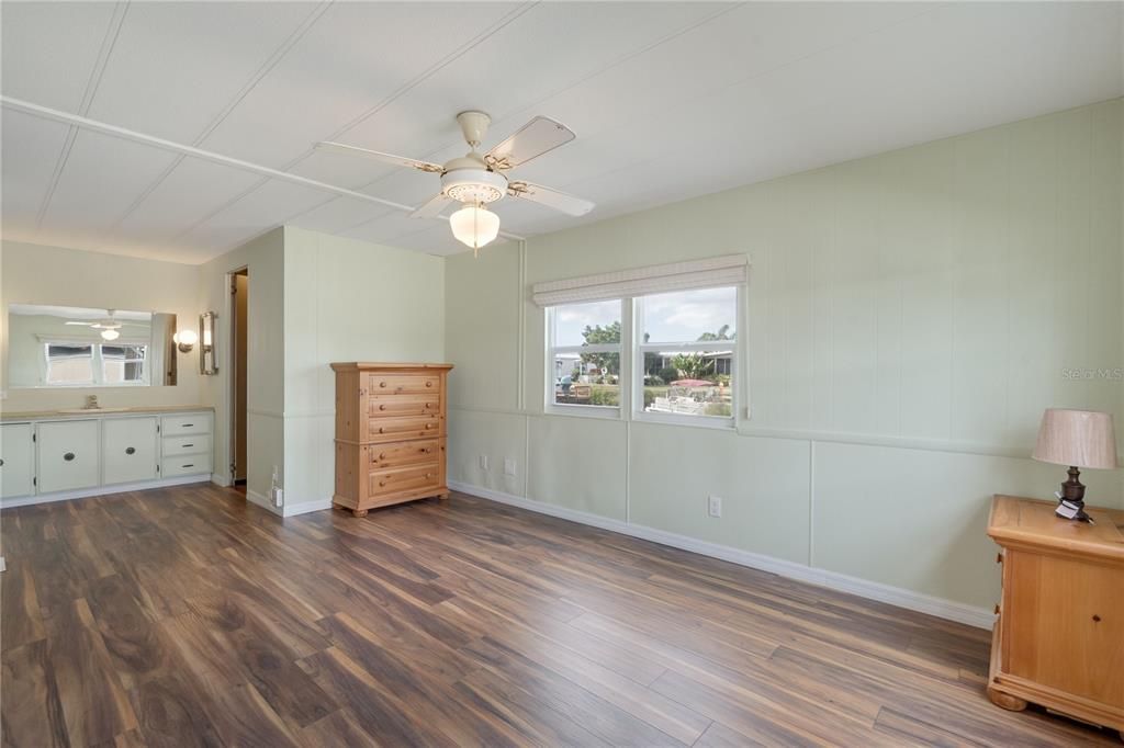 На продажу: $154,900 (2 спален, 2 ванн, 1152 Квадратных фут)