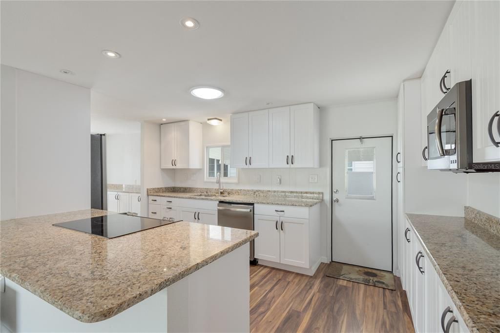 На продажу: $154,900 (2 спален, 2 ванн, 1152 Квадратных фут)