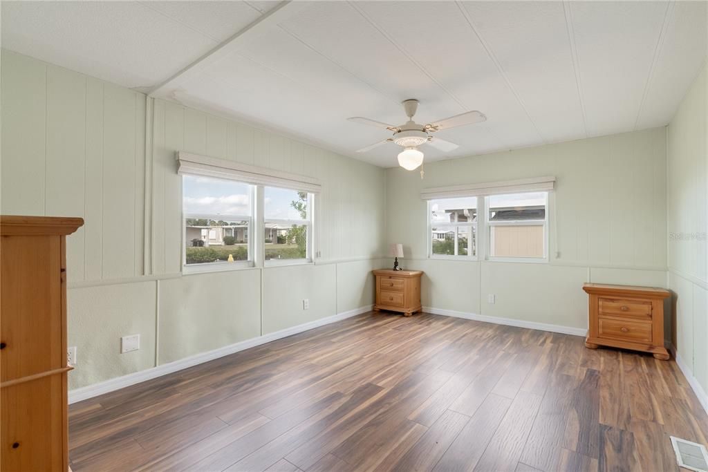 На продажу: $154,900 (2 спален, 2 ванн, 1152 Квадратных фут)