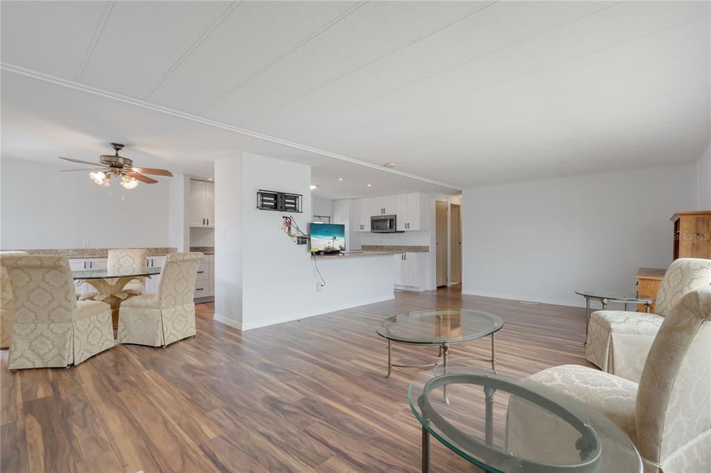 На продажу: $154,900 (2 спален, 2 ванн, 1152 Квадратных фут)