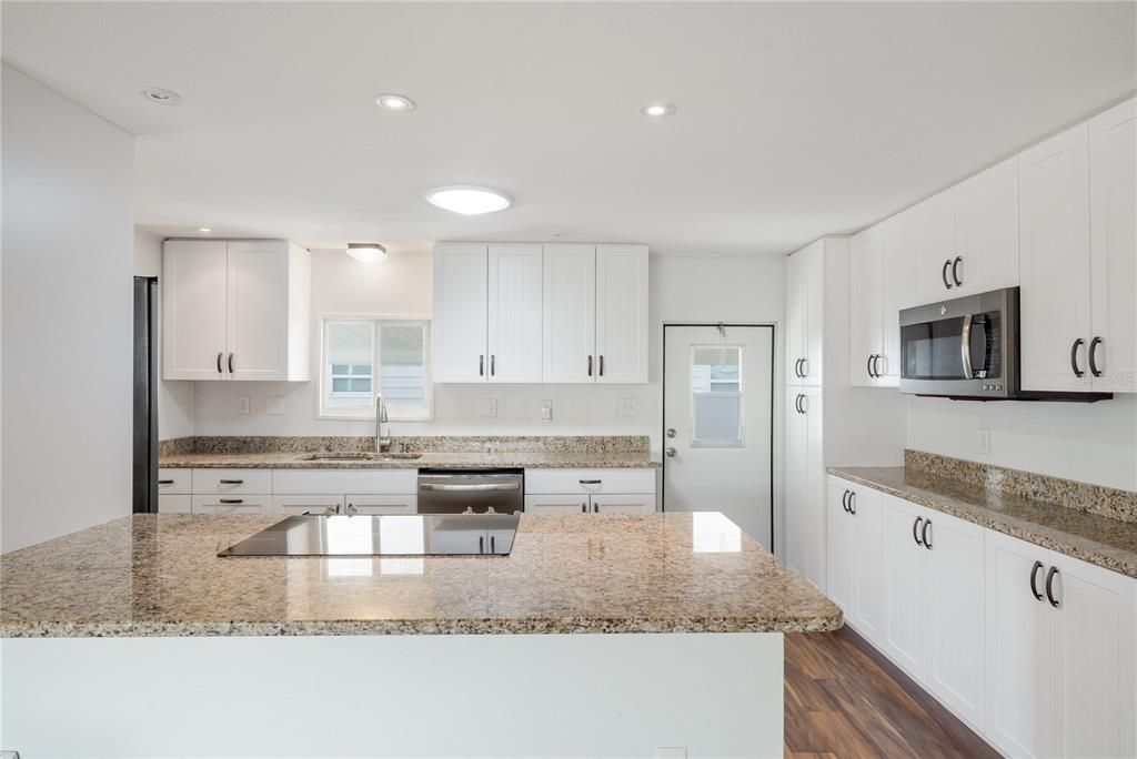 На продажу: $154,900 (2 спален, 2 ванн, 1152 Квадратных фут)