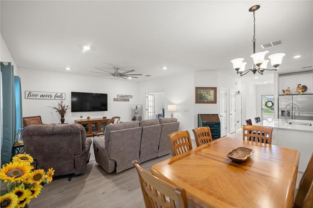 待售: $290,000 (2 贝兹, 2 浴室, 1548 平方英尺)