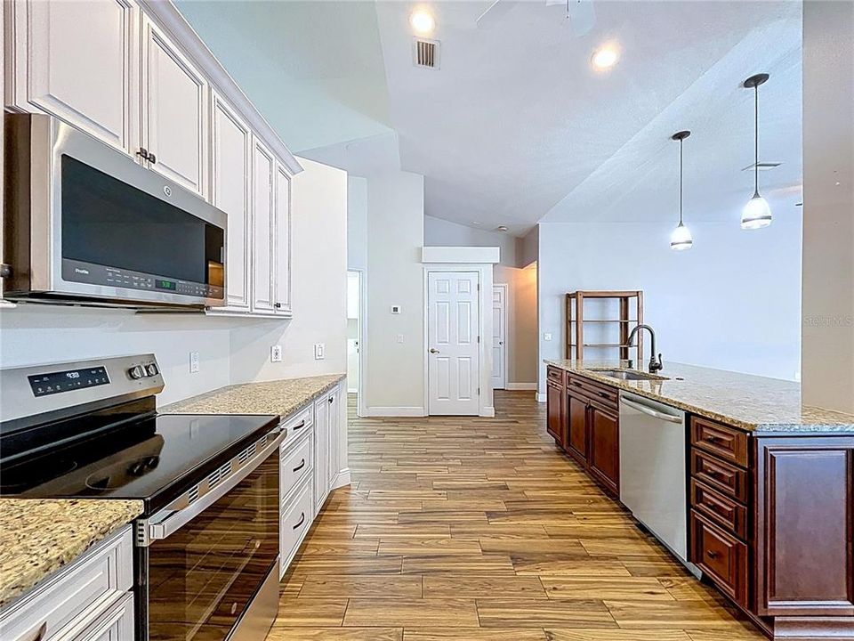 For Sale: $484,900 (3 beds, 2 baths, 2038 Square Feet)