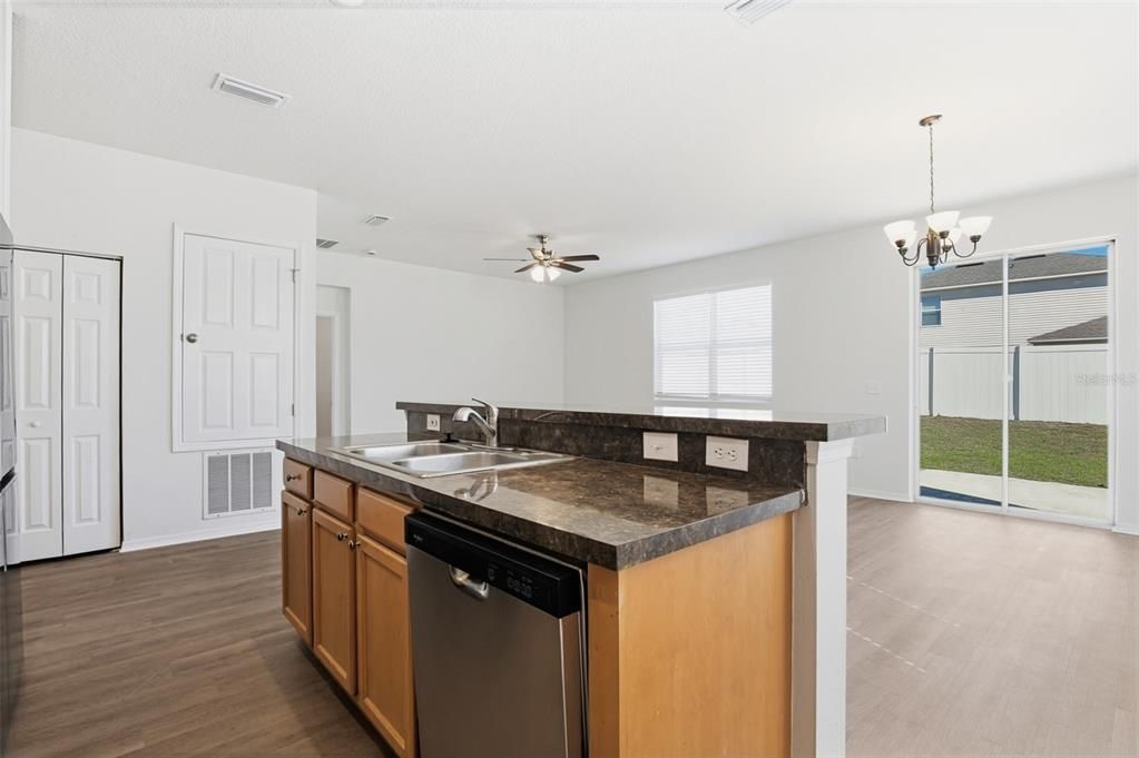 En Venta: $319,900 (3 camas, 2 baños, 1686 Pies cuadrados)