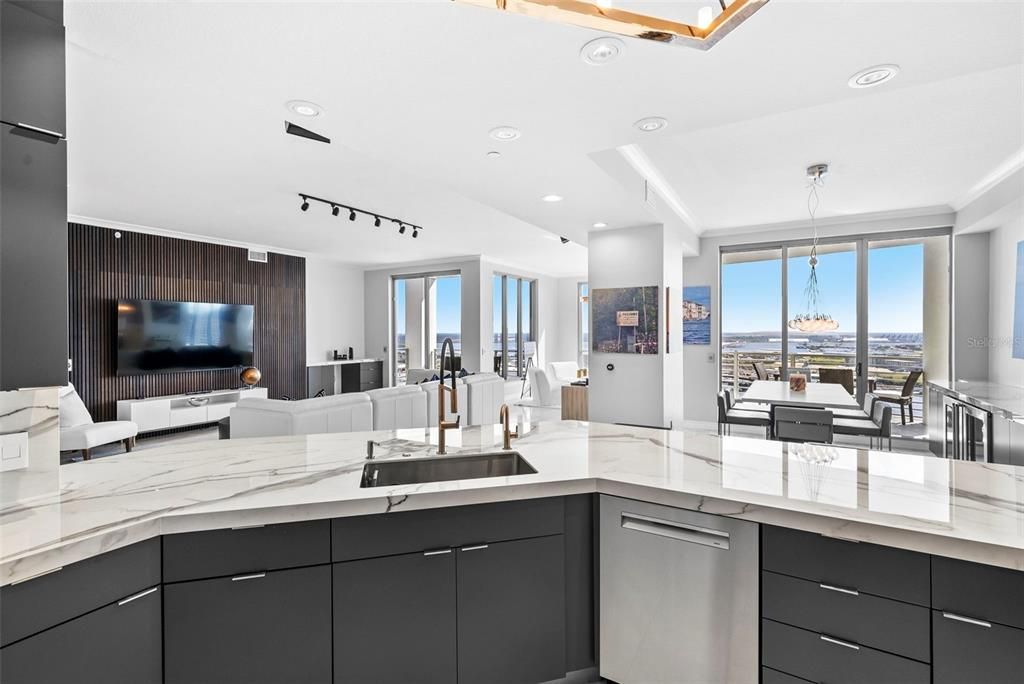 出租: $15,000 (3 贝兹, 3 浴室, 2985 平方英尺)