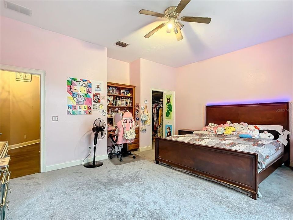 Activo con contrato: $875,000 (4 camas, 3 baños, 3131 Pies cuadrados)