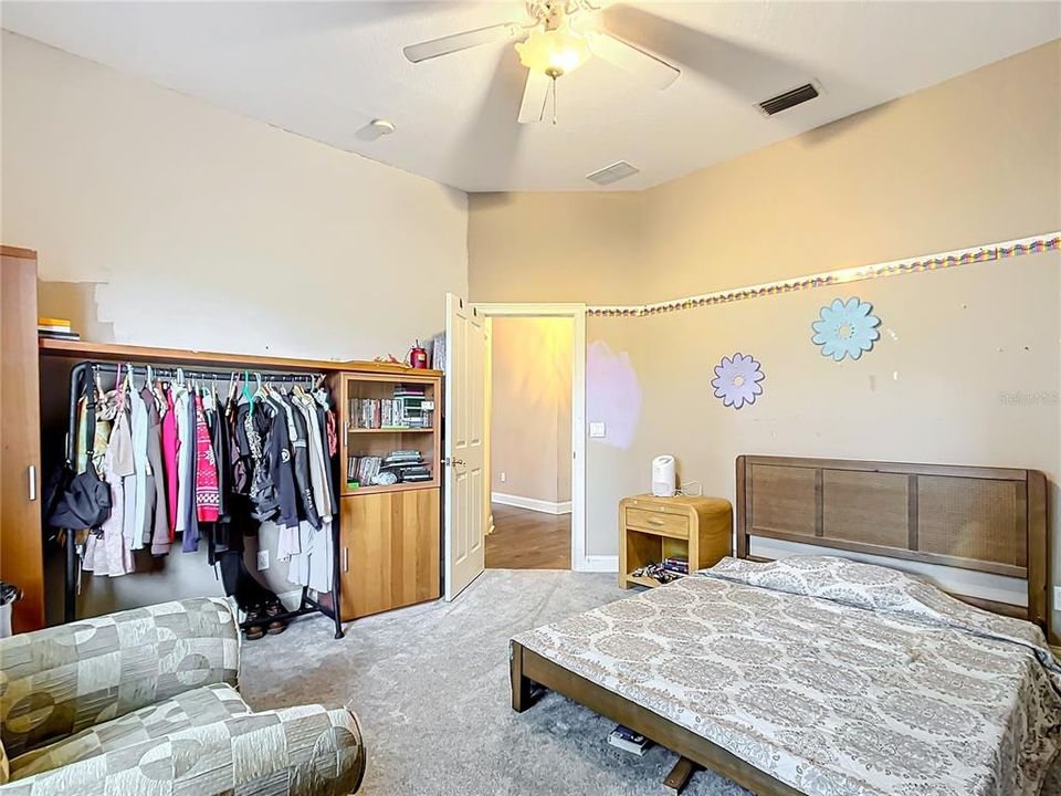 Activo con contrato: $875,000 (4 camas, 3 baños, 3131 Pies cuadrados)