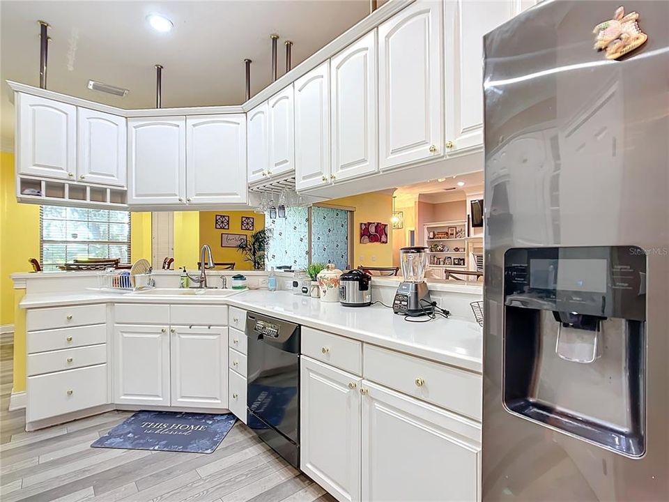 Activo con contrato: $875,000 (4 camas, 3 baños, 3131 Pies cuadrados)